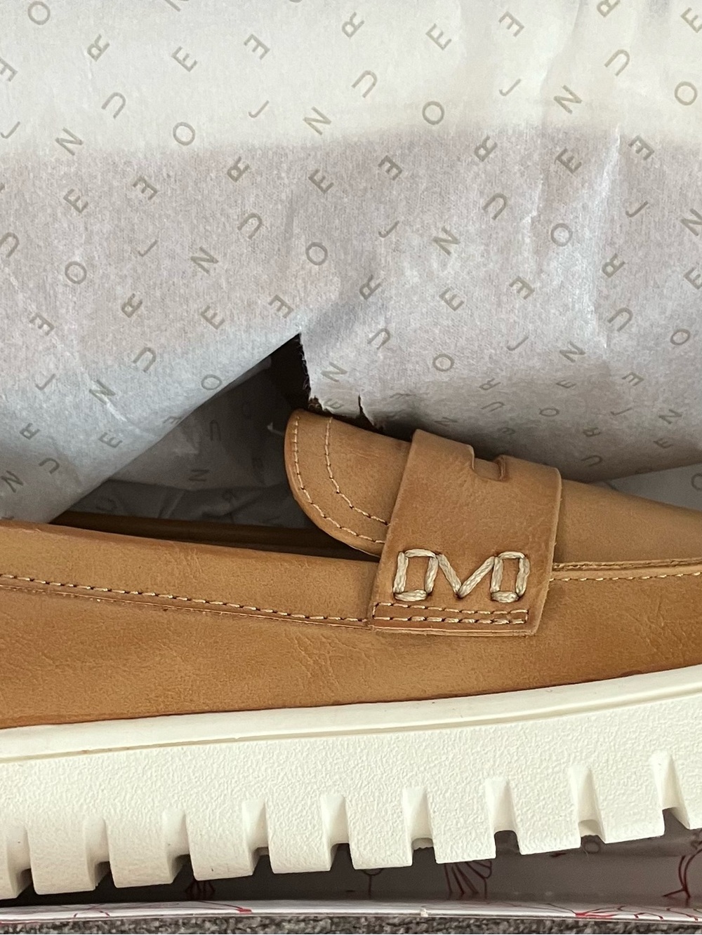 JOURNEE Casual Tan Leather Loafer with White Lug Sole Brand New In Box Size 7